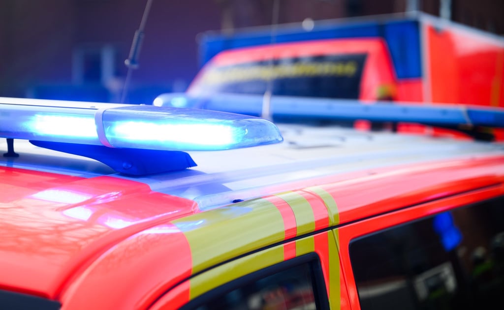 Beim Zusammenstoß mehrerer Fahrzeuge sind vier Menschen verletzt worden, zwei von ihnen schwer. (Symbolbild)