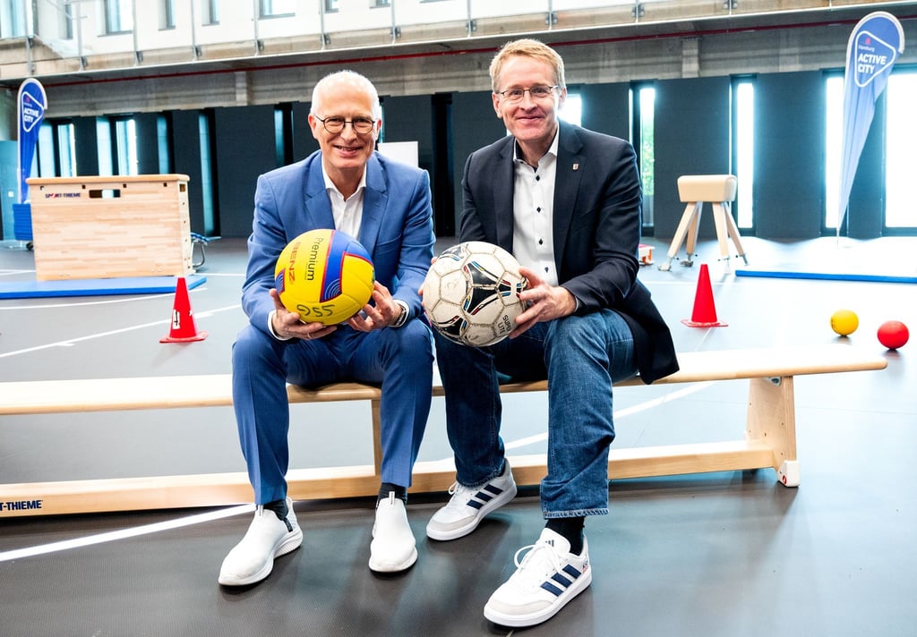 Wollen Olympia in den Norden holen: Hamburgs Bürgermeister Peter Tschentscher (SPD, l) und Schleswig-Holsteins Ministerpräsident Daniel Günther (CDU).