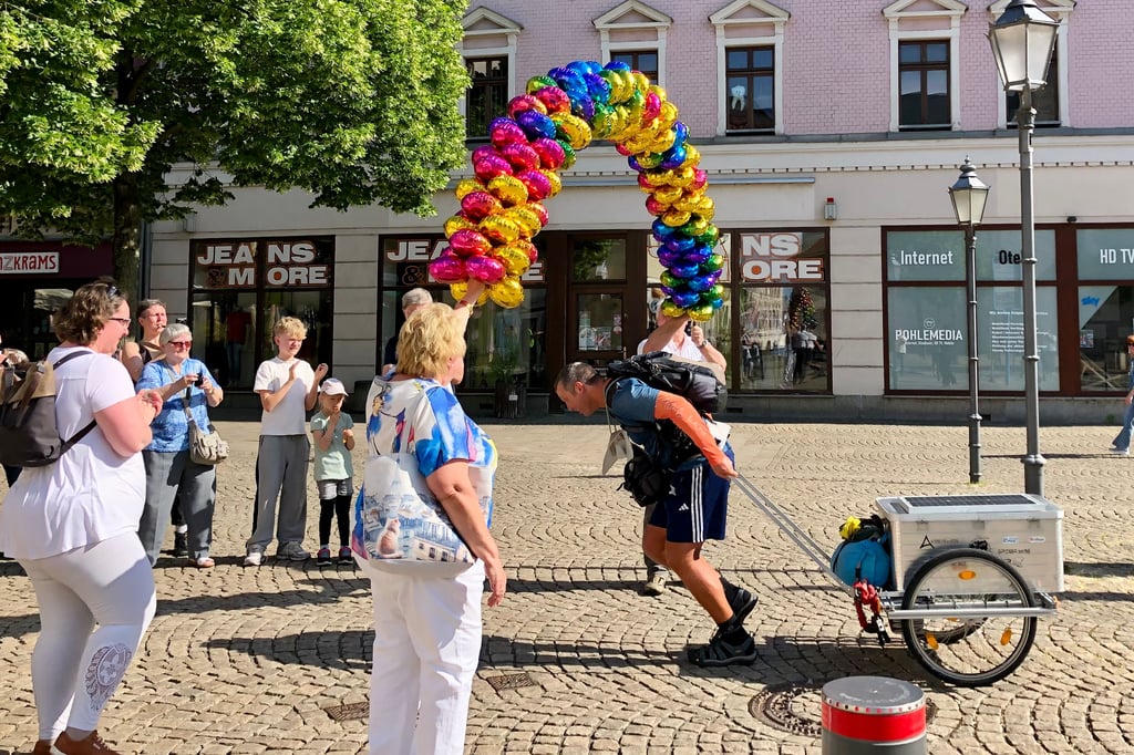 Der gebürtige Zeitzer Rico Reißmann kam am Sonnabend nach zehn Jahren Wanderschaft durch die Welt wieder in Zeitz an.