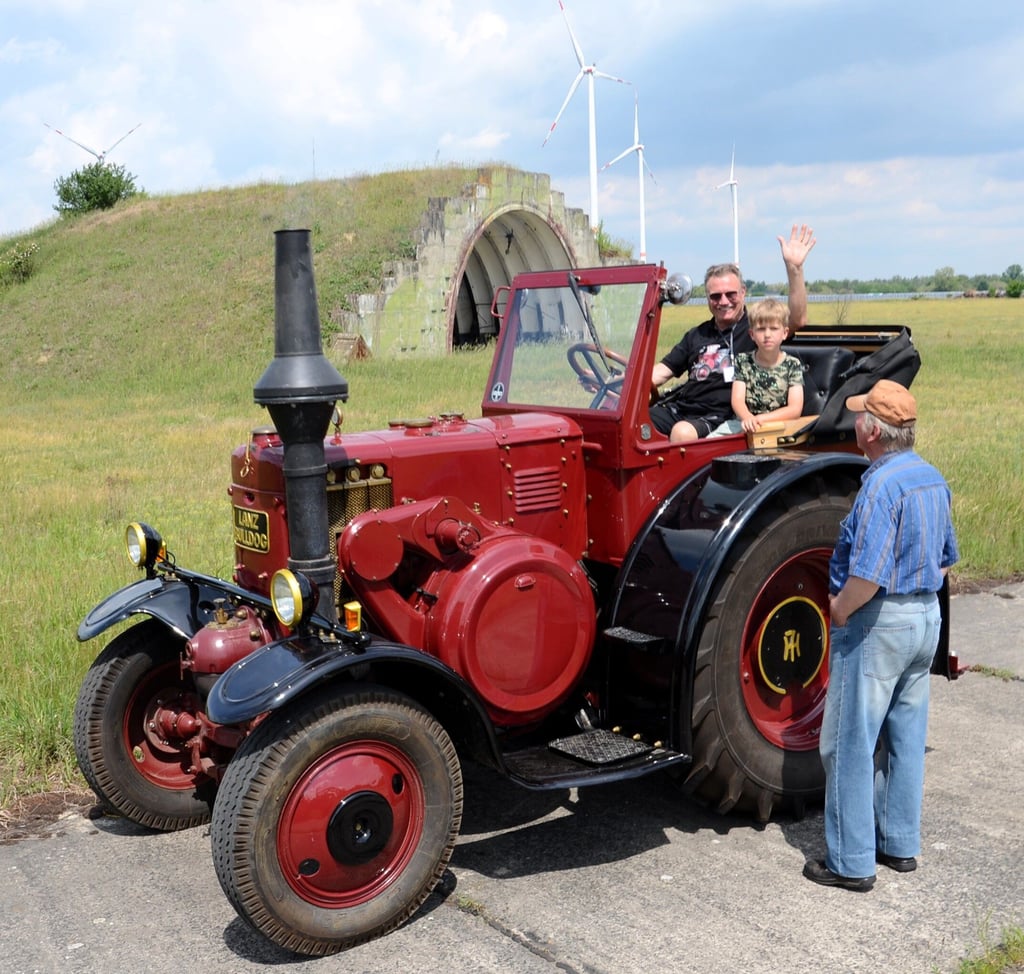 Zwischen den Hangars des einstigen Zerbster Militärflugplatzes konnten die Oldtimer-Trecker bestaunt werden so wie diese Lanz Bulldog des Zerbster Autohändlers Armin Schmidt.