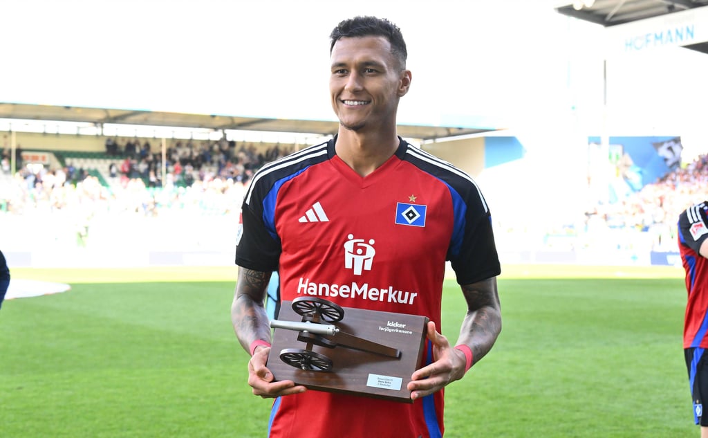 Davie Selke mit der Tprjägerkanone der 2. Bundesliga.
