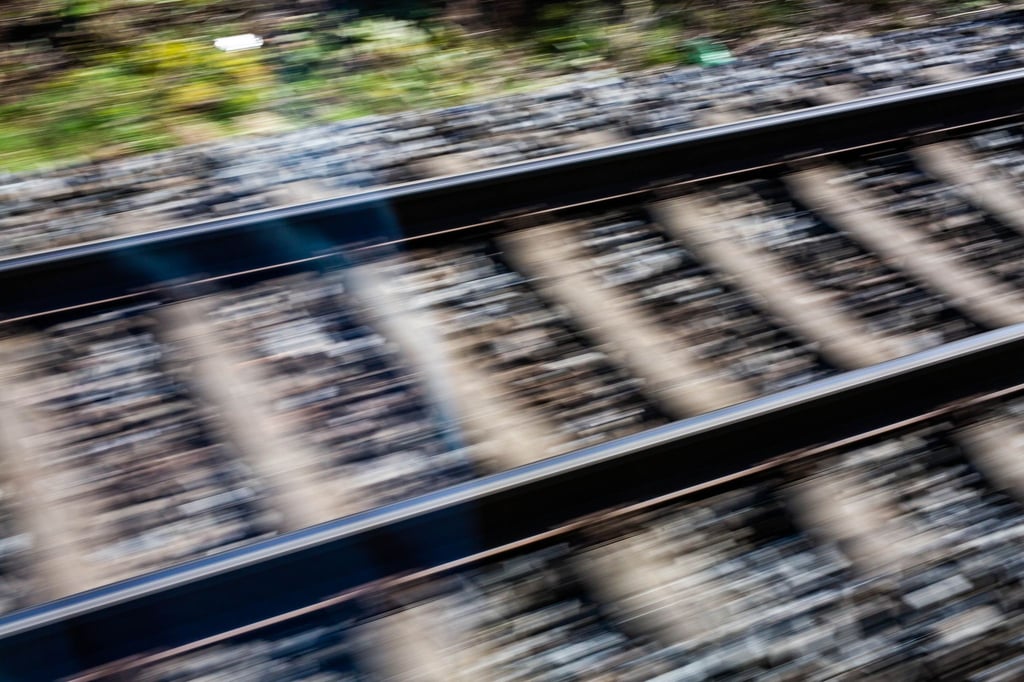 Auf der Strecke ist der Zugverkehr laut Bahn „massiv beeinträchtigt“. (Symbolbild)