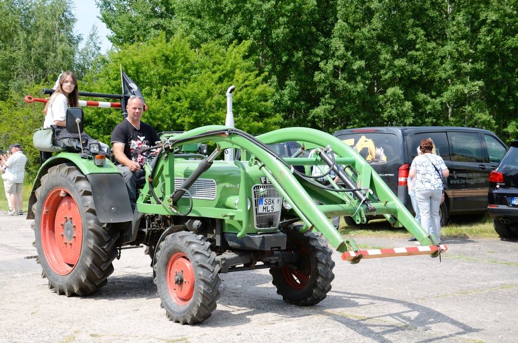 Dieser Fendt, Baujahr 1954, hat 30 PS und gehört Mario Laue aus Brumby, der zu den angereisten Schönebecker Treckerfreunden gehörte.
