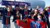 Fans von Paris feiern vor dem Stadion.
