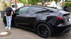 Florian Haschke mit seinem Tesla, den er wieder verkaufen möcht.