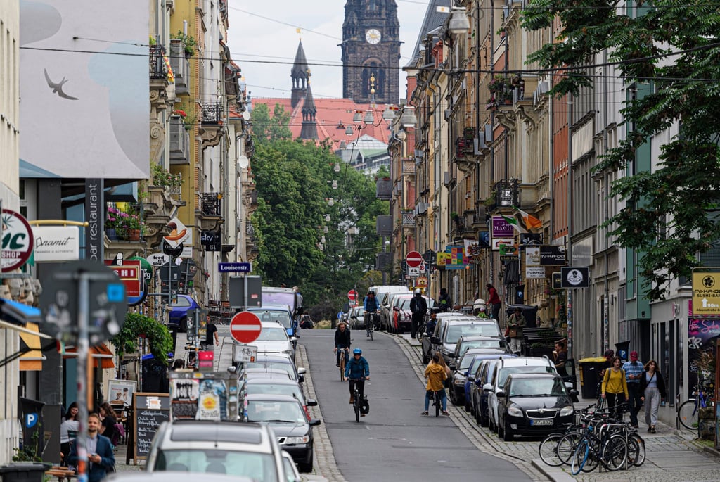 Drei Männer haben einen 20-Jährigen nachts in der Dresdner Neustadt überfallen. (Symbolbild)