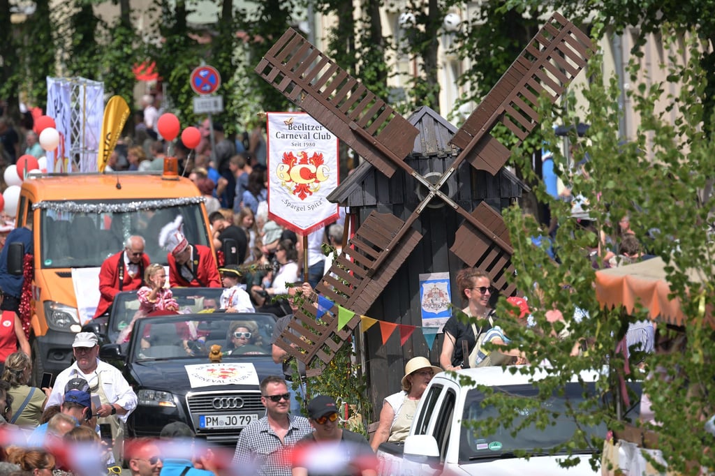 Der Höhepunkt des Spargelfestes ist der traditionelle Umzug.