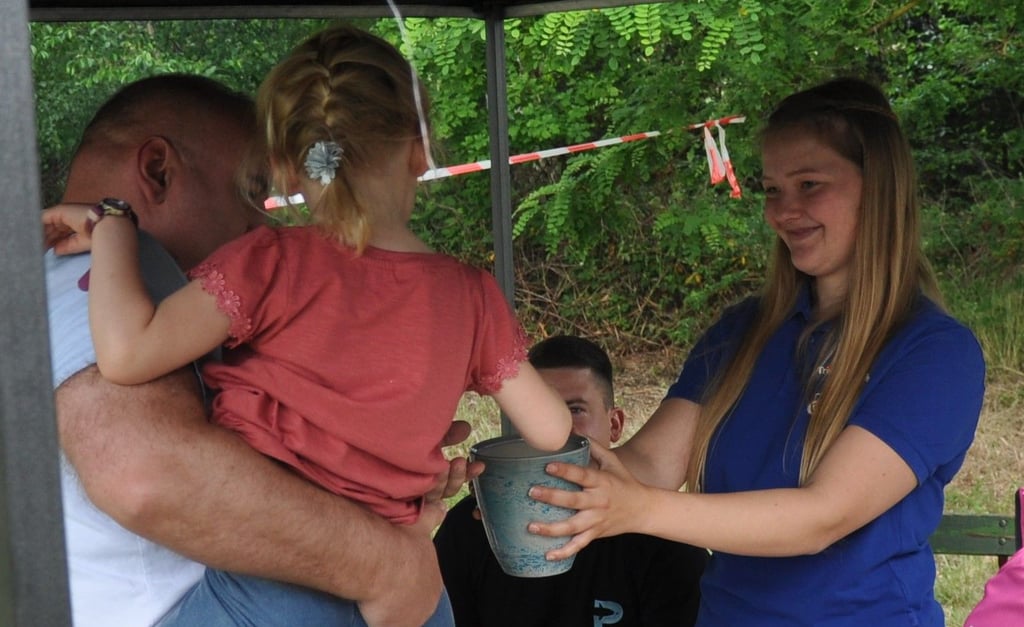Treckerprinzessin Josefine war die Chefin am Lostopf.