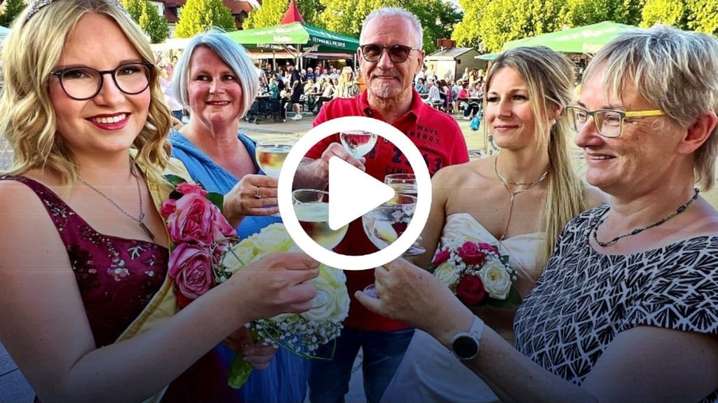 Bernburgs neue Rosenkönigin Lina-Marie Sellmann (l.) wurde zur neuen Rosenkönigin von Bernburg gekürt. Sie stieß mit ihren Eltern, der vorherigen Rosenkönigin Mona Mauch und Oberbürgermeisterin Silvia Ristow an.