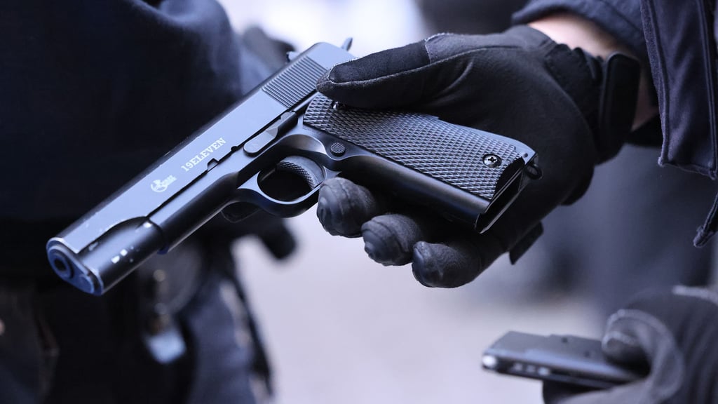 Softairwafen (Beispielbild) sehen oft täuschend echt aus. Schüsse aus einer solchen Waffe haben in Burg die Polizei auf den Plan gerufen.