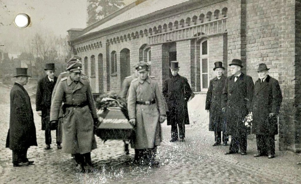 Am 10. Dezember 1947 fand die Trauerfeier für den drei Tage zuvor verstorbenen Otto Diehr auf dem Zeitzer Michaelisfriedhof statt, an der neben der Familie auch Freunde, Kampfgefährten und Bürgermeister Max Hauschild (zweiter von rechts) teilnahmen.