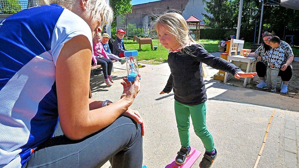 Kita-Kind Romy beim Gleichgewichtstest.