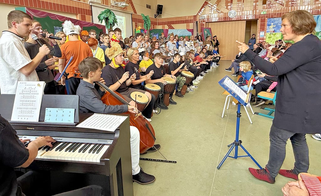 In der Aula der Basisförderschule in Wolmirsleben führten die Schüler zusammen mit ihren Lehrern und anderen Gästen den „Karneval der Tiere“ auf. Beim großen Finale musizierten und sangen alle Mitwirkenden für die Gäste noch einmal zusammen.