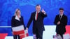 Der rechtskonservative Kandidat Karol Nawrocki mit seiner Frau und seinem Sohn am Wahlabend. Nach neuesten Prognosen liegt er mit knappem Vorsprung vorn.