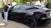 Florian Haschke mit seinem Tesla, den er wieder verkaufen möcht.