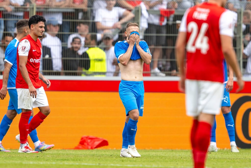 Leipzigs Tobias Dombrowa (M) sah die Gelb-Rote Karte.