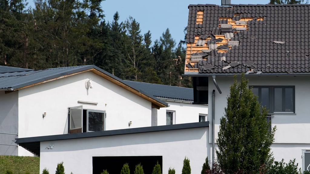 Hat ein Sturm das Dach des Eigenheims beschädigt, kommt die Wohngebäudeversicherung für den Schaden auf.
