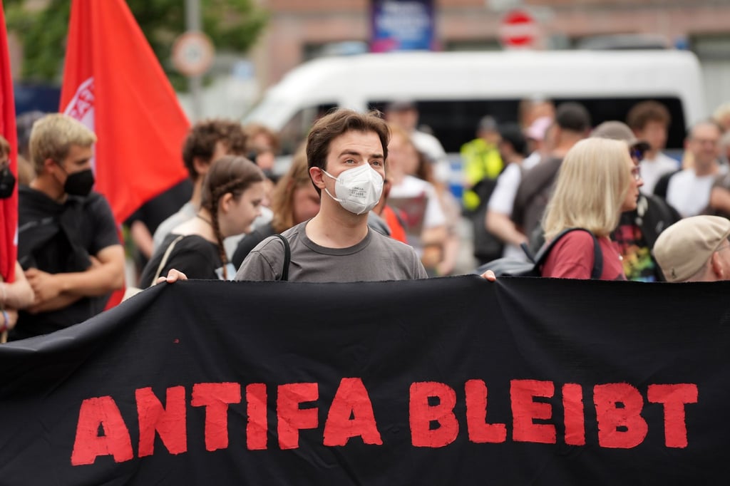 Mehrere hundert Menschen stellen sich in Berlin erneut gegen einen Aufzug von Rechtsextremen.