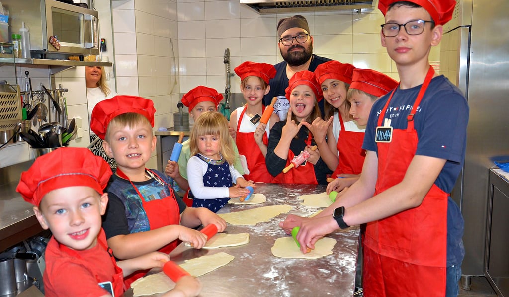 Kleine Pizzzabäcker bei der Workshop-Premiere zum Kindertag im Al Capone in Staßfurt mit Chefkoch Giacomo.