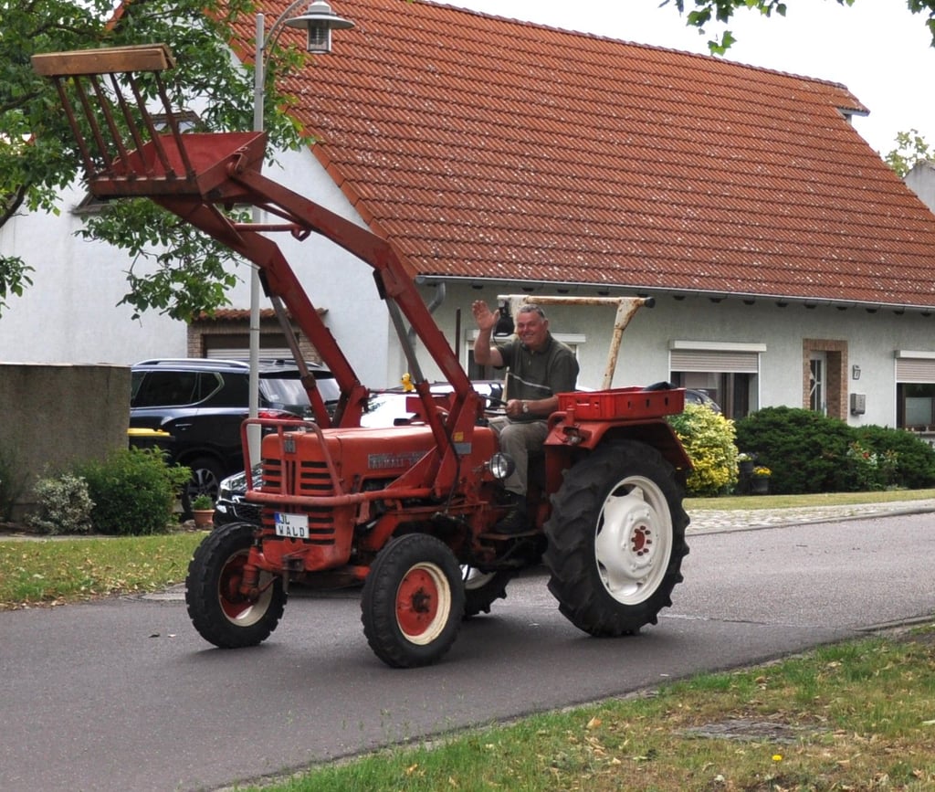 Fröhlich winkten die Teilnehmer den Zuschauern am Straßenrand zu.