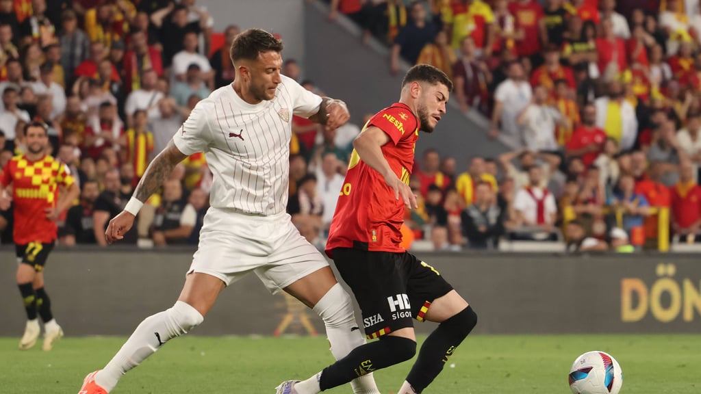 Romulo (r.) im Zweikampf mit Francisco Calvo von Hatayspor.