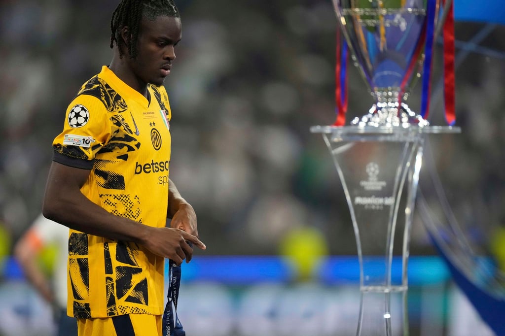 Kein Pokal und verletzt: Ein gebrauchter Tag für Yann Aurel Bisseck.