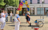 Mit einem Tor aus bunten Luftballons haben Familie und Freunde den Weltenbummler Rico Reißmann auf dem Zeitzer Roßmarkt empfangen. 