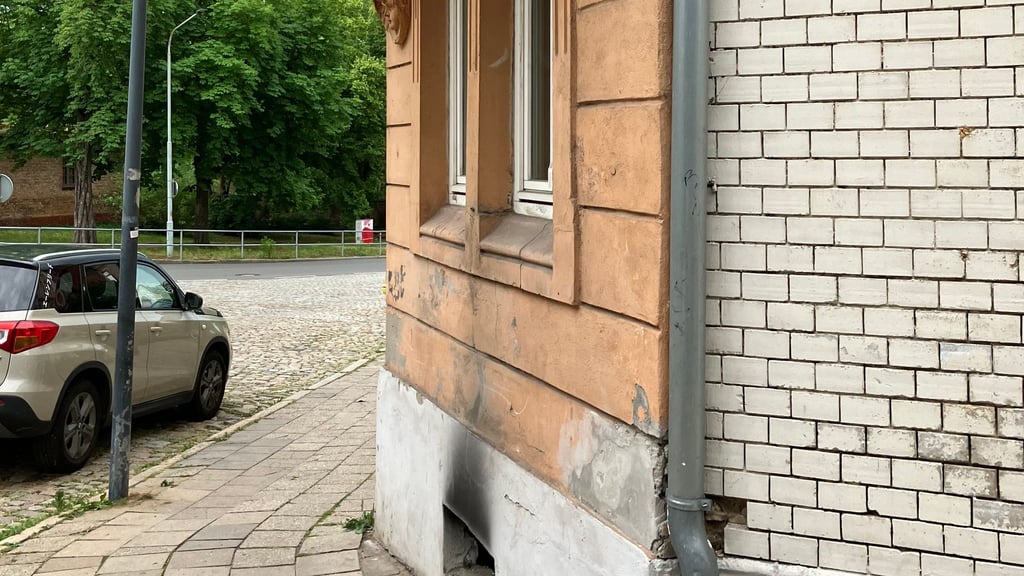 Im Keller dieses Hauses in Weißenfels hat es am Sonntagmorgen gebrannt.