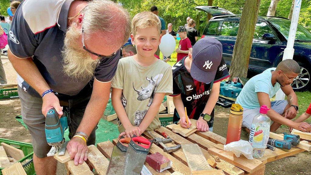 Vincent (8) konnte mit Holz arbeiten.