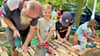 Vincent (8) konnte mit Holz arbeiten.