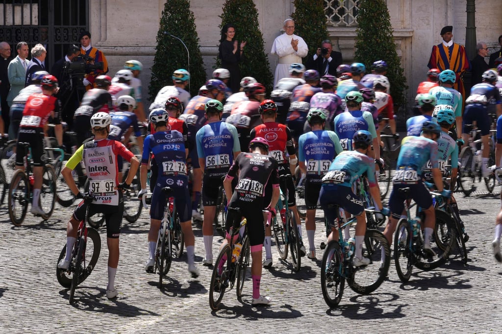 Papst Leo XIV. segnet das Giro-Peloton.