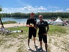 Haben allen Grund zum Anstoßen: Florian Seber (l.) und John Witteborn haben in nur wenigen Monaten den Teutschenthaler Pappelgrund in eine Oase für Badegäste, Familien  und Partygänger verwandelt. Am Wochenende wurde am Pappel-Beach  die Saison eröffnet. 