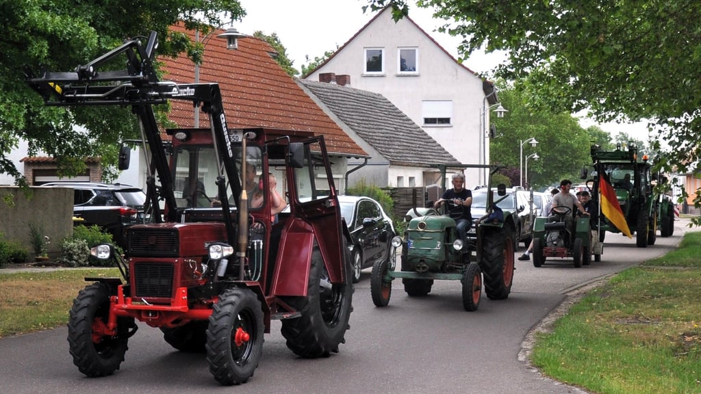 Beim Treckertreffen in Mützel zog eine Parade der schönen Landmaschinen-Oldtimer durch den Ort.