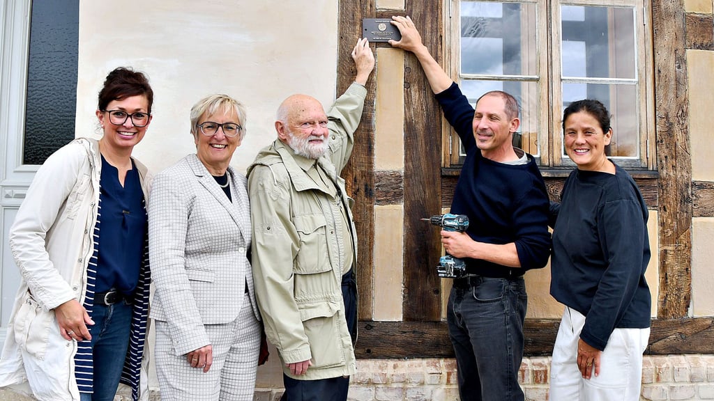Mira Dih und Christian Geyer (von rechts) freuen sich über die Anerkennung von der Deutschen Stiftung Denkmalschutz für die Fassadensanierung ihres Fischerhauses in Havelberg. Ortskurator Volker Stephan, seine Nachfolgerin Bärbel Hornemann sowie Melanie Mätzel von Lotto Sachsen-Anhalt überbrachten die Bronzetafel, die nun im Fachwerk von der Förderung zeugt.