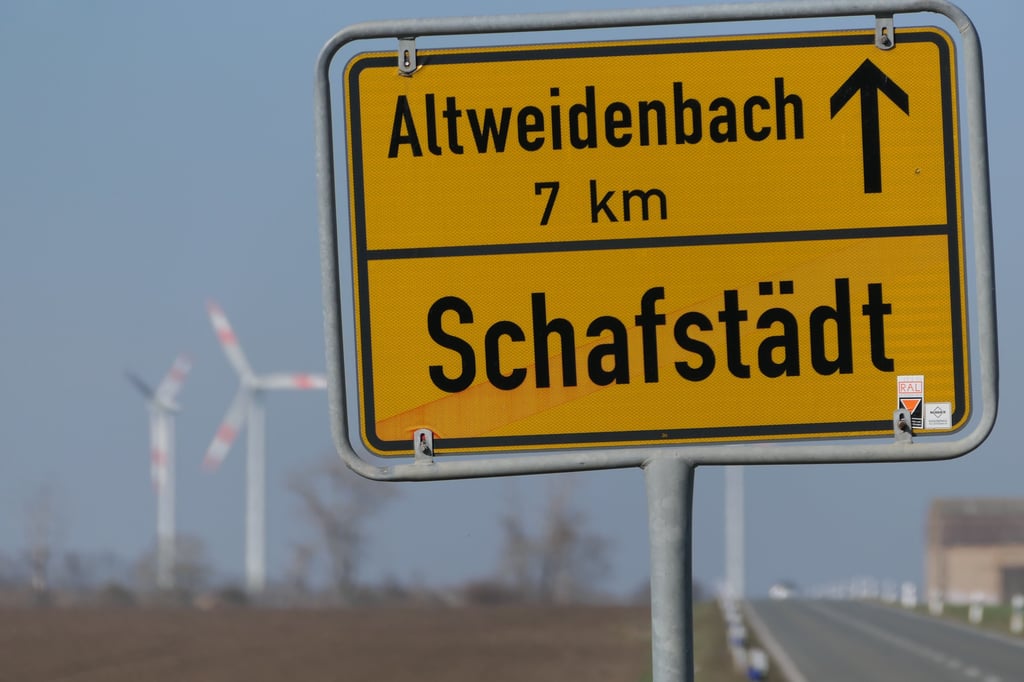 Der Windpark Obhausen ist von Schafstädt aus gut zu sehen. Die nächsten Windräder könnten näher heranrücken.