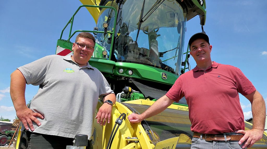 Der Landwirt und Chef Harwin Beenen (r.) und sein Pflanzenbauleiter Markus Schuricht