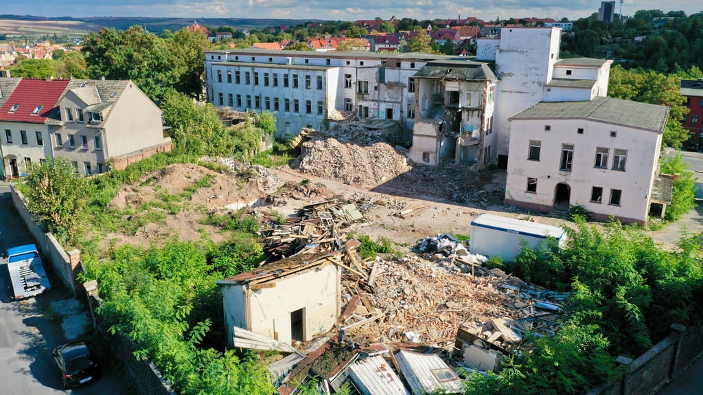 2022 ist der Schornstein des Bergbaukrankenhauses gesprengt worden. Seitdem ruht der Abriss.