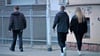 Der 19-jährige  Hallenser (links) wird rund um die Uhr auf Schritt und Tritt von Zivilbeamten (rechts) verfolgt. 