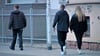 Der 19-jährige  Hallenser (links) wird rund um die Uhr auf Schritt und Tritt von Zivilbeamten (rechts) verfolgt. 
