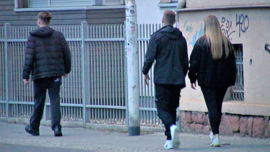Der 19-jährige Hallenser (links) wird rund um die Uhr auf Schritt und Tritt von Zivilbeamten (rechts) verfolgt.