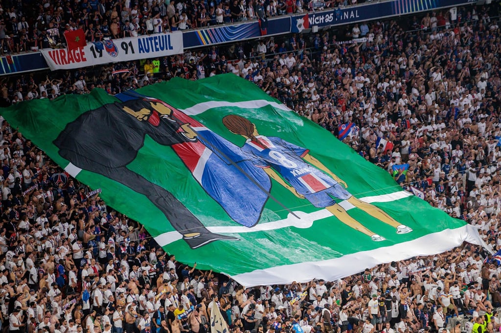 Die PSG-Fans gedenken der an Krebs gestorbenen Tochter von Coach Luis Enrique.