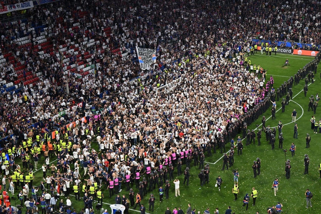 Party auf dem Rasen: Pariser Fans stürmen aus ihrem Block.