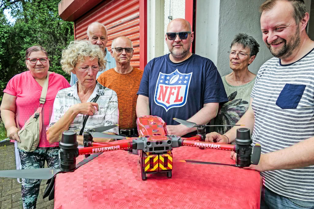 Der Vereinsvorsitzende Torsten Fritzsche (r.) zeigte einigenFarnstädtern , was die Feuerwehr von ihrem Geld nun an Technik erhält.