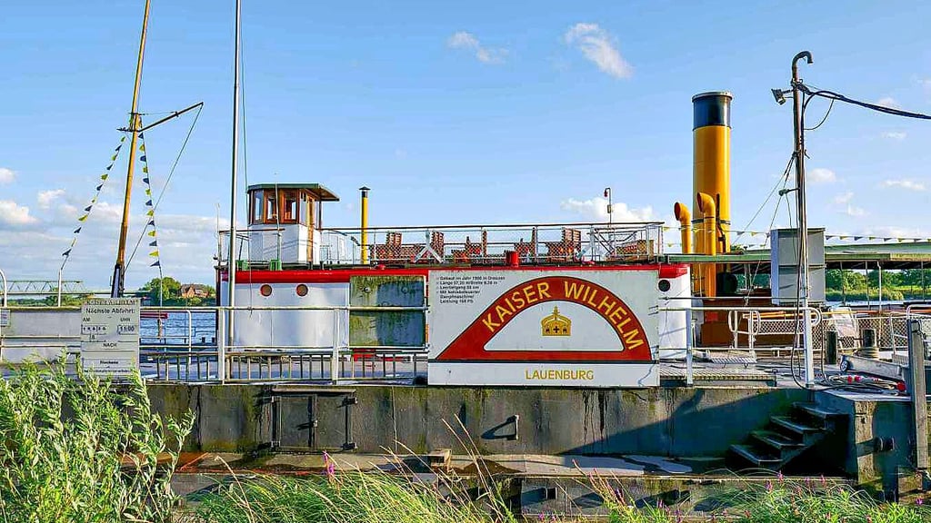 Am Pfingstsonntag legt der Raddampfer „Kaiser Wilhelm“ aus Lauenburg im Havelberger Hafen an.