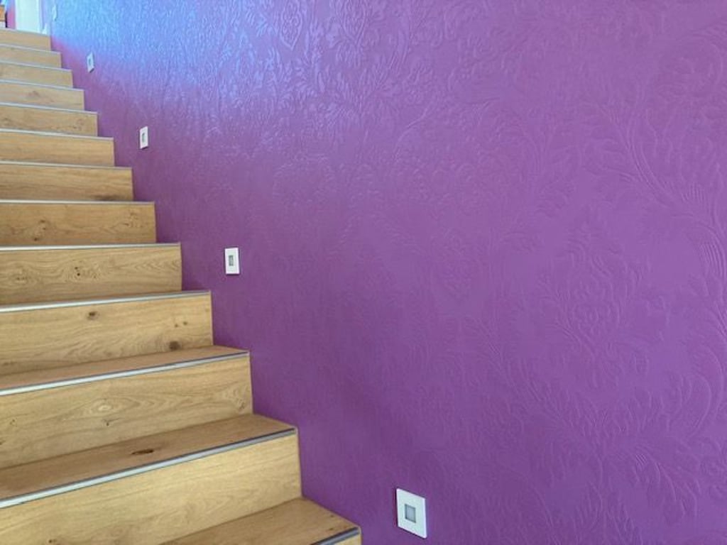 Mutige Farben, die die Blicke anziehen: Für die Innengestaltung eines Wohnhauses in Wolmirstedt wurde SGG-Design aus Büden ausgezeichnet. Unter anderem gehört dieser lilane Treppenaufgang zum Konzept.