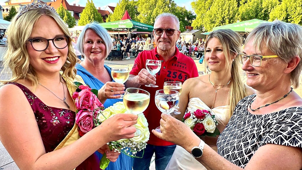 Bernburgs neue Rosenkönigin Lina-Marie Sellmann (l.) wurde zur neuen Rosenkönigin von Bernburg gekürt. Sie stieß mit ihren Eltern, der vorherigen Rosenkönigin Mona Mauch und Oberbürgermeisterin Silvia Ristow an.
