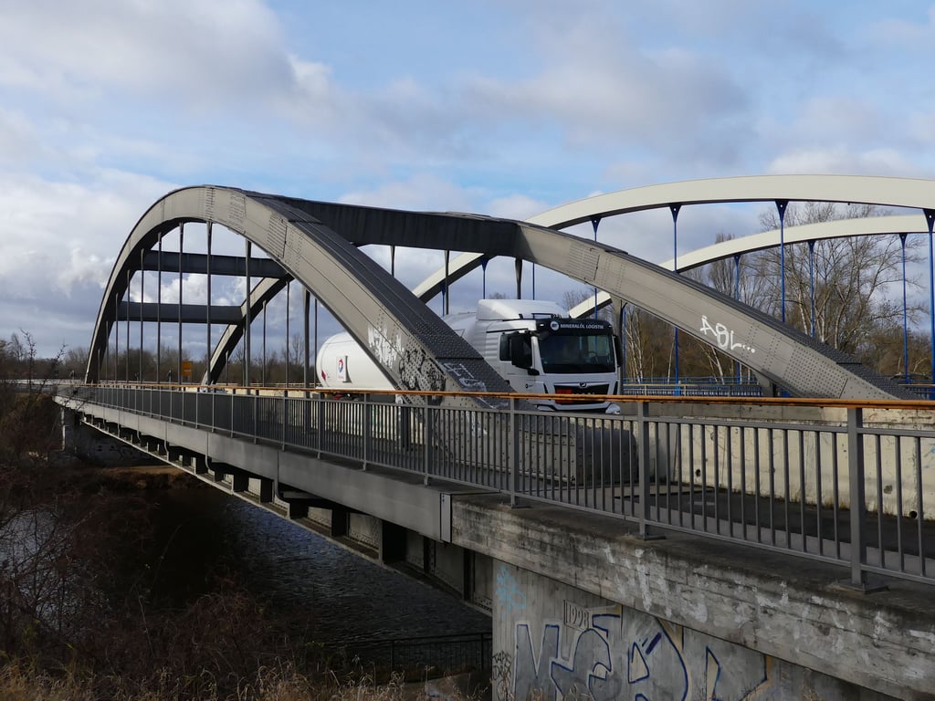 Die Saalebrücke der B91 bei Schkopau. In der Nähe ereignetes sich der Unfall.