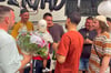 Nach dem 2:1-Sieg gegen Leuna feierten die Landesliga-Kicker des SC Naumburg nicht nur den vorzeitigen Klassenerhalt, sondern mit ihrem Kapitän Philipp Döring (hier mit Sohn Maleo) auch dessen 30. Geburtstag.