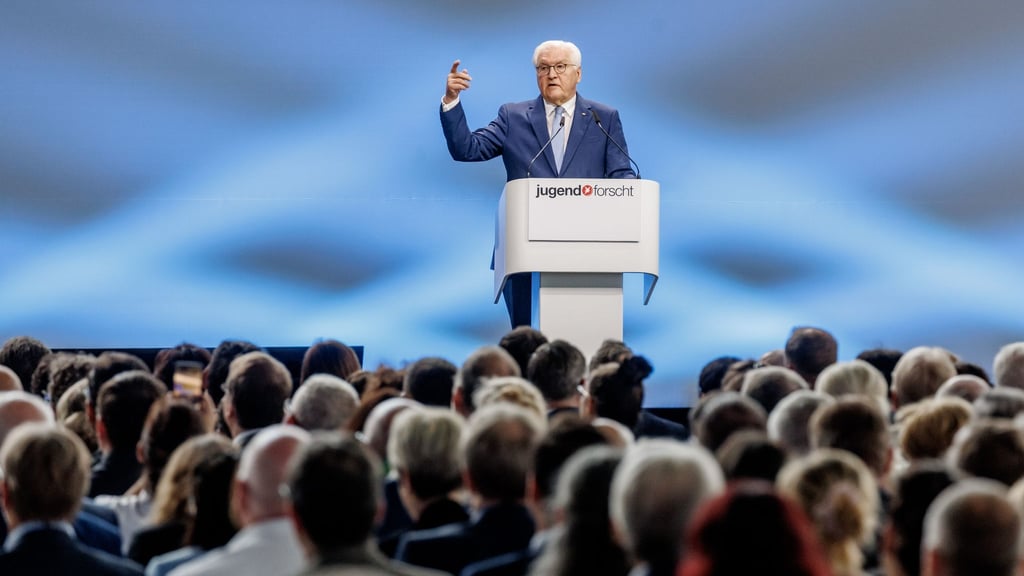In Anwesenheit von Frank-Walter Steinmeier sind in Hamburg die Bundessieger des Wettbewerbs „Jugend forscht“ geehrt worden.