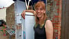 Katja Gronwald an ihrer Softeismaschine in der Dorfstraße in Trabitz, dem neuen Treffpunkt. 